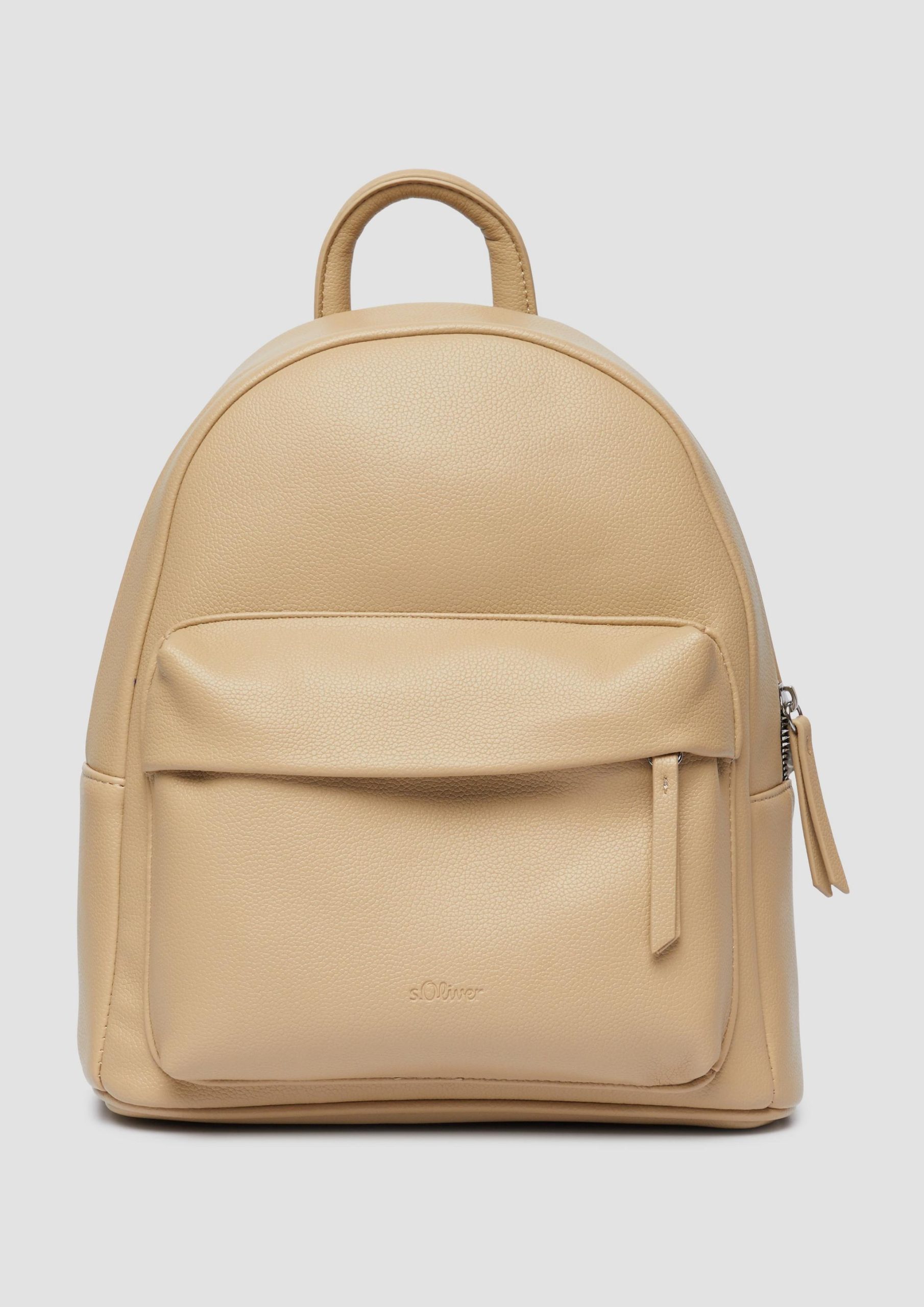 beige-rugzak-957hnt-1.jpg Leren rugzak van hoge kwaliteit met reliëflogo en verstelbare schouderriem Beige | s.Oliver - Afbeelding 1