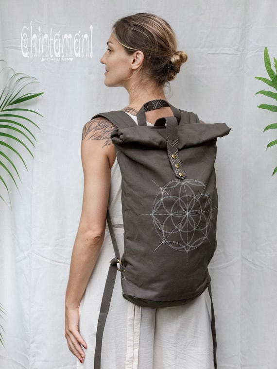 grote-rugzak-dames-615yyn-1.jpg Grote rugzak op rol ∆ Boho reistas dames ∆ Flower Of Life laptoprugzak ∆ Navajo Stiches Unisex katoenen canvas rugzak / donkergrijs Etsy Nederland - Afbeelding 1