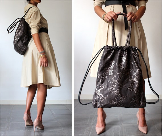 leren-rugzak-dames-sale-322wxo-1.jpg Bruine leren rugzak draagtas Multiway leren tas SALE laptop rugzak dames leren handtas leren rugzak met trekkoord leren rugzak heren Etsy Nederland - Afbeelding 1