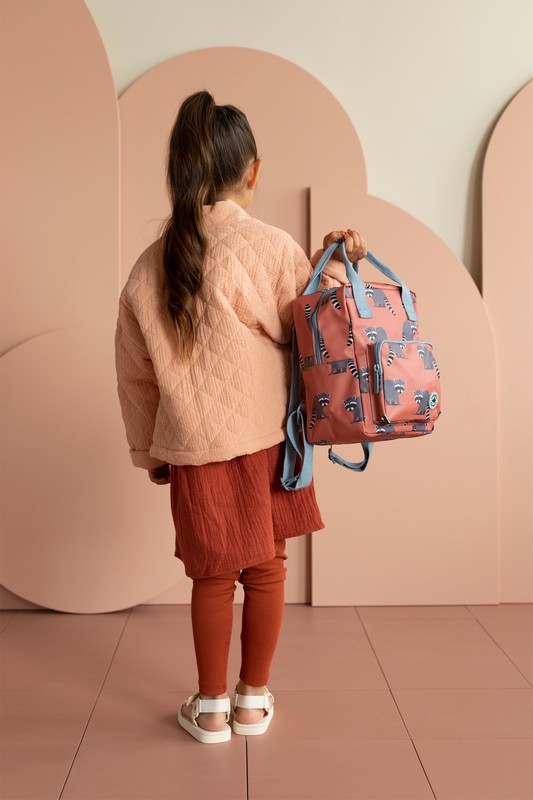 studio-ditte-rugzak-317yzx-1.jpg Studio Ditte | Rugtas smal wasbeer Tondeldoos - Afbeelding 1