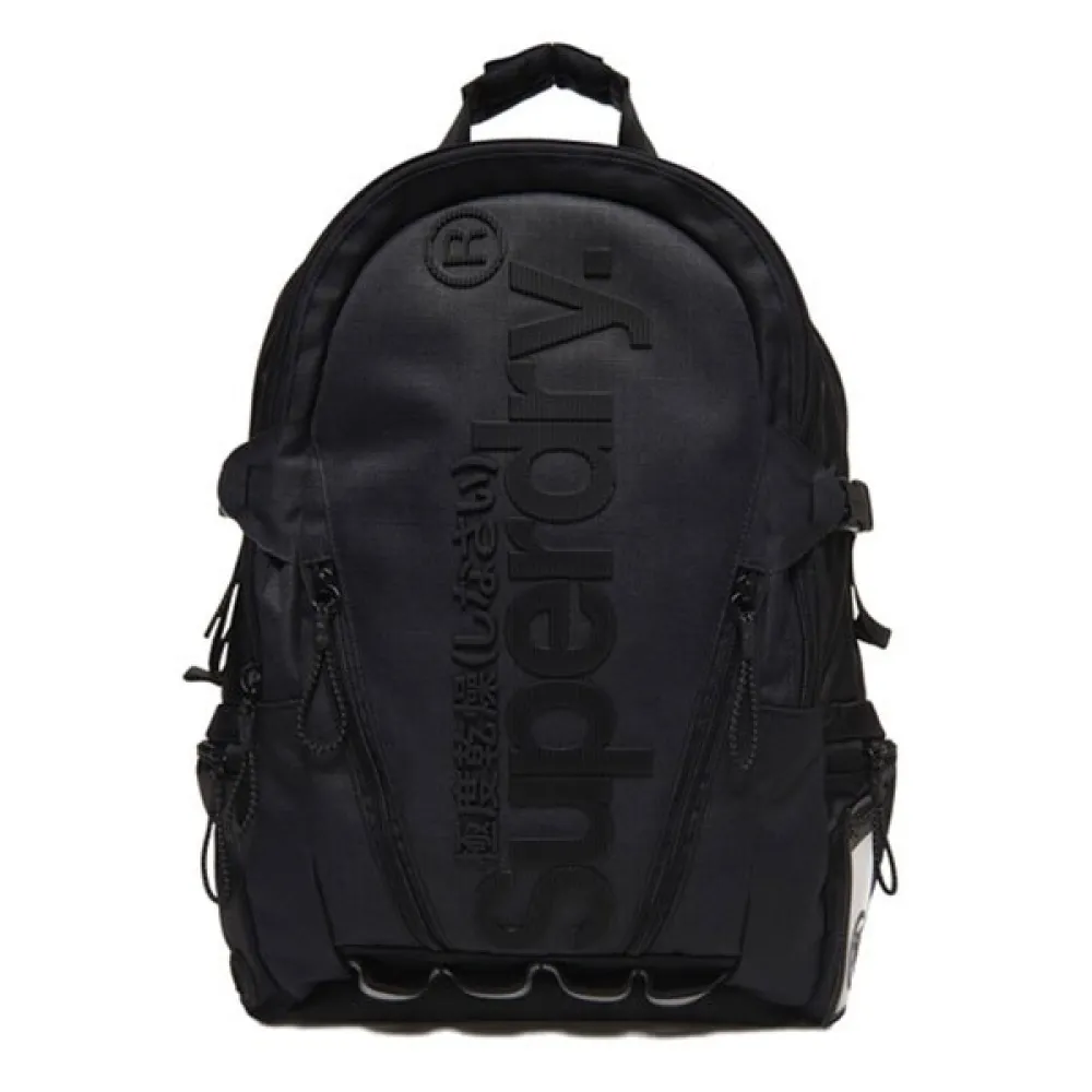 superdry-rugzak-546plf.webp Superdry Line Tarp 17L Rugzak | Dressinn Rugzakken - Afbeelding 1