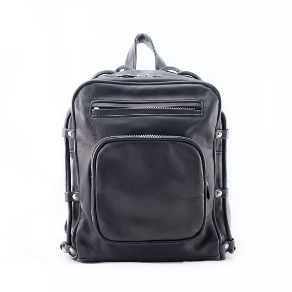 zwarte-rugzak-dames-955pns-1.jpg Zwarte leren rugzak, damesrugzak voor school, kleine leren rugzak, leren damesrugzak, casual tas, leren rugzak dames Etsy Nederland - Afbeelding 1